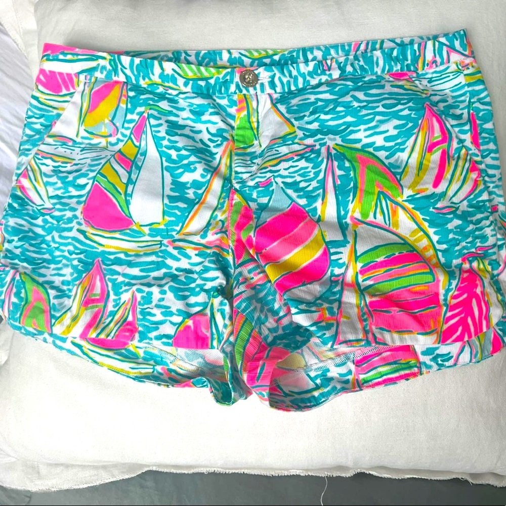EUC Lilly Pulitzer shorts Sz 10 in “you gotta regatta”